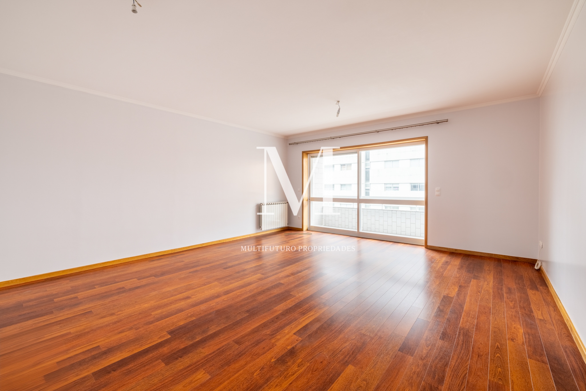 Porto | Apartamento T2 | Garagem | Varanda | METRO  