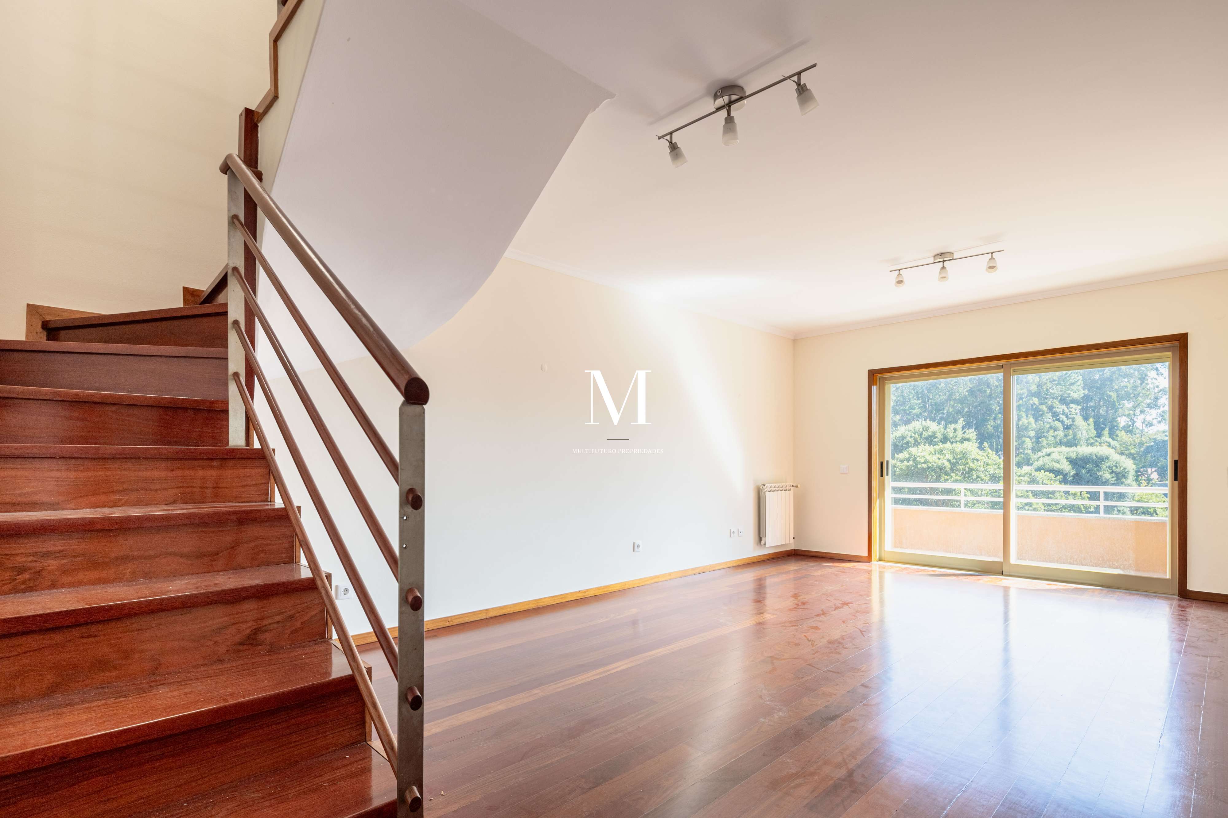Praia da Granja | Apartamento T2+1 duplex | Garagem | Varanda | Solário | Vistas mar