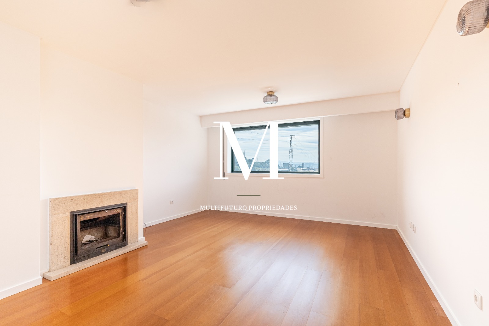 Valongo | Apartamento T2 | Varanda | Box 2 viaturas | Arrumos